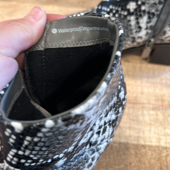 Blondo snakeskin print waterproof boots size 8M. Only worn once, these r… - Picture 8 of 10